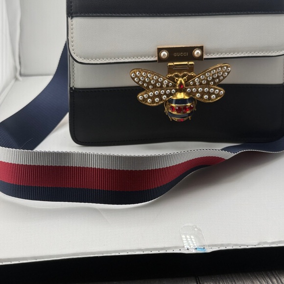 Blue and White Crossbody Bag with Bee Accent blind for love Queen Margeret top - Picture 14 of 16